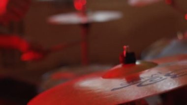 Davul çalan bir adamın elleri, kırmızı hafif davul, davulcu baget eğlence enstrümanı müzikal, rock, sound stage cymbal metal müzik grubu, Dark Light 'ı yener.