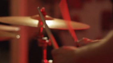 Davul çalan bir adamın elleri, kırmızı hafif davul, davulcu baget eğlence enstrümanı müzikal, rock, sound stage cymbal metal müzik grubu, Dark Light 'ı yener.