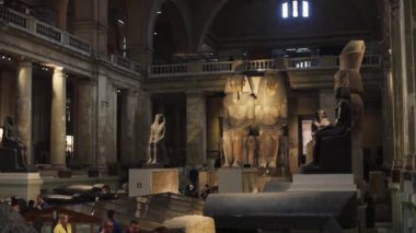 CAIRO, EGYPT - 5 Ocak 2017: Birçok turistin içinde bulunan Bakış Müzesi antik bir heykel kültür tarihi firavun Afrika Kahire Mısır turizm mimarisi tabelası Mısır dinini inşa eden