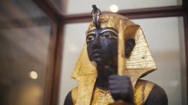 Müzenin içindeki Antik Mısır heykeli arka plan vintage yüzü antik Mısır tarihi firavun heykeli arkeoloji kahire kültürü ünlü portre figürü