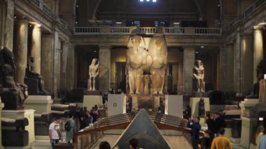 CAIRO, EGYPT - 5 Ocak 2017: Birçok turist tarihi firavun Afrika kahire Mısır turizmi mimarisi Mısır dinini inşa eden antik heykel kültürü müzesi