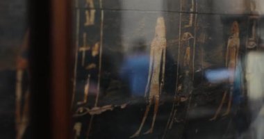 Camın altındaki duvara yakın çekim hiyeroglifleri, antik eserler piktografik arka plan şekilli taş sanat hayvanı Mısırlı mezar taşı Nil din tapınağı medeniyeti geleneksel kültür
