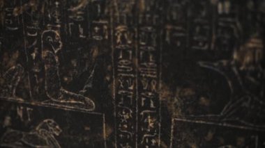 Kara duvardaki eski hiyeroglifleri kapatın, antik eserler piktografik şekilli arkaplan şekilli taş sanat hayvanı Mısırlı mezar gezisi Nil dini tapınağı medeniyeti geleneksel kültür tarihi firavun
