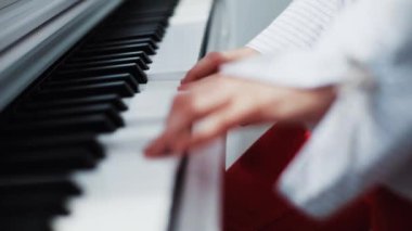 Kapatın ellerinizi piyano enstrümanı çalan klavye müzisyeni gösteri sanatçısı kutlayan kadın piyanist ses konseri müzik yavaş çekim