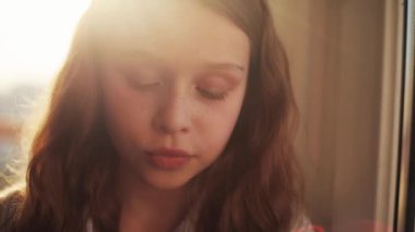 Evdeki pencerelerin yanında cep telefonuyla konuşan sevimli genç kız mutlu bir gülümseme hisset. Ev yüzüne gülümse. Cep telefonu ara.