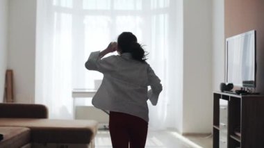 Evde piyano çalan birkaç kız beyaz odada mutlu gülümse, çocuk evi çocuğu içeride güzel bir kadın bale sanatçısı, eğlence mankeni, sanatçı, yavaş çekim sanatçısı.