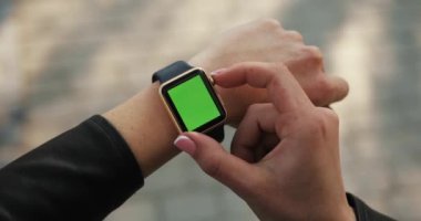 NEW YORK - 5 Nisan 2018: Kadın el hareketleri yeşil ekran renkli dokunmatik içerik dokunmatik görüntüleme iletişimini kapatın internet kontak saati elektronik aygıtı