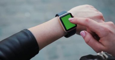 NEW YORK - 5 Nisan 2018: Kadın ellerini kapat sokak içeriğinde yeşil ekran kullan güneş ışığı dokunuşu iş bağlantısı internet saati elektronik cihaz arayüzü mesaj parmağı