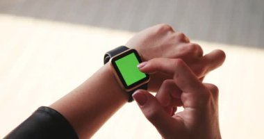 NEW YORK - 5 Nisan 2018: Kadın eli kullanımını kapat ve sokak içeriğinde yeşil ekran, güneş ışığı görüntüleme işyeri internet saati aydınlatma elektronik cihaz arayüzü mesajı aç