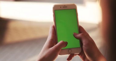 NEW YORK - 5 Nisan 2018: Elinde beyaz telefon tutan ellerini kapat yeşil ekran kaydırma sayfaları kullan İnternet teknolojisi akıllı telefon mesajı cep telefonu güneş ışığı