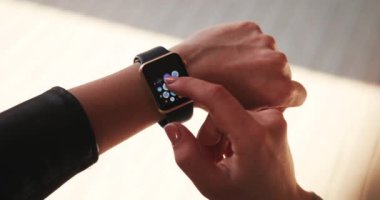 NEW YORK - 5 Nisan 2018: telefon içerikli dokunmatik görüntüleme işi ile bağlantılı akıllı saat kullanarak kadın ellerini kapat