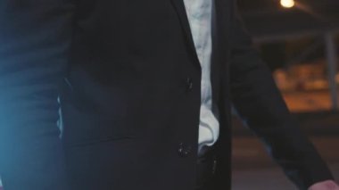 Ceketinin düğmelerini bağlayan takım elbiseli, el stili bir adam dışarı çıkmaya hazırlanıyor patron iş adamı para elbiseleri başarı parmakları yavaş çekim aksesuar pahalı lider elbisesi