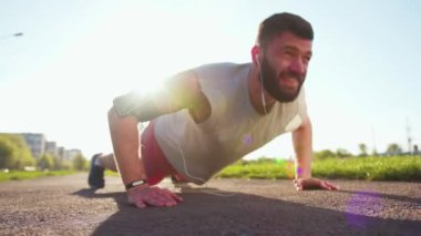 Çekici genç sporcu spor yapıyor spor kıyafetleri giyiyor dışarıda koşuyor müzik, günbatımı spor, spor, spor, spor, dışarıda antrenman yapıyor internet, kapat.