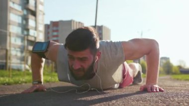 Çekici genç sporcu spor yapıyor. Spor kıyafetleri giyiyor. Dışarıda koşuyor. Müzik, günbatımı, spor, spor, spor, spor, spor.