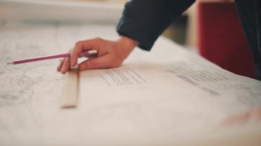 Kağıt tasarımı, internet ofis teknolojisi, inşaat mimarı, mühendis, profesyonel proje, yaratıcı masa çizimleri üzerine çizilmiş bir mimarın el yazısı.