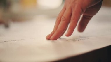 Mimarları kapat. Parmak, kağıt tasarımı, internet ofis teknolojisi, inşaat mimarı, mühendis, profesyonel proje, yaratıcı masa grafikleri çizimi üzerine çizildi.