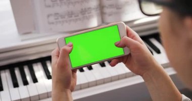 Tokio, Japonya - 7 Nisan 2018. Akıllı telefon ve yatay yeşil ekran oyun arkaplan kromakey beyaz cihaz modern yaşam tarzına sahip.