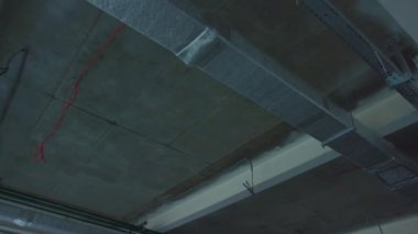 Tavan kapanıyor, bina içinde onarım çalışmaları yapılıyor terk edilmiş eski perili harabeler teknoloji inşaat terk edilmiş fabrika sütunları terk edilmiş