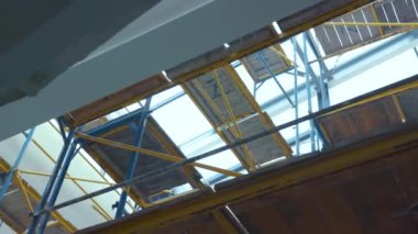 Terk edilmiş eski harabelerin içinde inşaat teknoloji inşaat terk edilmiş fabrika sütunları terk edilmiş katlar.