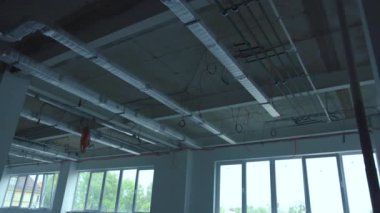 Binanın iç kısımlarında, terk edilmiş eski perili harabeler teknoloji inşaat terk edilmiş fabrika sütunları terk edilmiş.