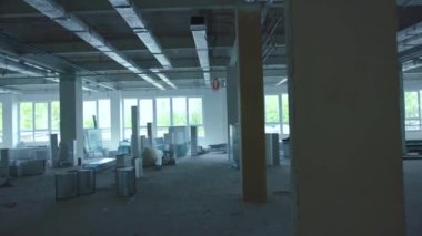Binanın iç kısımlarında, terk edilmiş eski perili harabelerde, terk edilmiş fabrika inşaatlarında, terk edilmiş sanayi sütunlarında, beyaz koridor onarım çalışmaları yapılıyor.