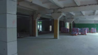 Beyaz koridor duvarlarını kapatın. İçi terk edilmiş eski perili harabeler. Teknoloji yapımı terk edilmiş fabrika sütunları terk edilmiş.