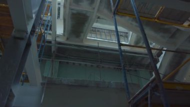 Terk edilmiş eski harabelerin içinde inşaat teknoloji inşaat terk edilmiş fabrika sütunları terk edilmiş katlar.