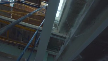 Terk edilmiş eski harabelerin içinde inşaat teknoloji inşaat terk edilmiş fabrika sütunları terk edilmiş katlar.