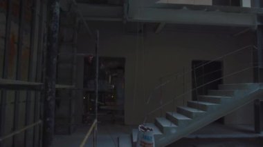 Terk edilmiş eski harabelerin içinde inşaat teknoloji inşaat terk edilmiş fabrika sütunları terk edilmiş katlar.