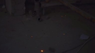 Kaynak yapan kıvılcımları kapat siyah arka planda parçacıklar süper yavaş çekim altın parçacıkları başlık arkaplanı parıldayan parçacıklar yere düşer