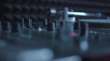 Ses tasarımcısı müzik mühendisi, moda teknolojisi DJ ekipmanı karıştırma panel ses kontrol konsolu yükselticisi dijital kayıt masası stereosu için masadaki elektrikli makineyi kapatın