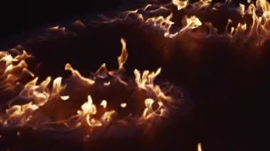 Alevler, konser katındaki yangın zemininde gece dumanı sokağı siyahı, yakın plan, karanlık, yakıcı, yavaş çekim, cehennem ateşi, ışık saçan doğal olaylar, yavaş çekim enerjisi.