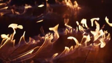 Alevleri kapatın. Konser katında yangın merdivenleri boyunca ilerleyin. Gece dumanı. Kara duman.