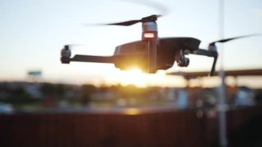 Güzel günbatımı makinesinde uçan kuadkopter modern iş tasarımı çerçeve silueti insan teknolojisi güneş hava kontrol hava polis kameraları uzaktan kumandalı robot hobileri uçak hobileri