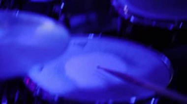 El davulcusu davul setinde müzik çalıyor konser sahnesi müzik grubu silueti sanat konseri performansı rock grubu müzikal ses davul ekipmanlarını sahne gereçlerini yakın çekim