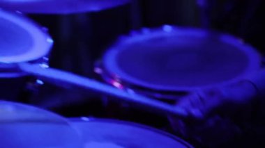 Kapalı el davulcusu konser sahnesinde davul setiyle müzik çalıyor müzik grubu silueti sanat konseri performansı rock grubu müzik davul ekipmanlarını sahne enstrümanını yendi