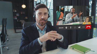 Toplantıya katıl. Skype Video Konferansı. Portre Başarılı Sakallı Güvenilir Girişimci Kulaklıklı Çevrimiçi İş Grubu Grup Video Konuşma Eğitimi Webinar.