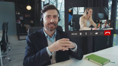 Skype üzerinden çevrimiçi görüşme. Portre Çekici Yönetici Uzaktan Sanal Buluşma Video Konferansında İş Arkadaşlarıyla Sohbet Etme.