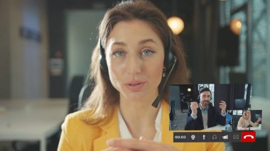 Skype Telemeeting. İş Arkadaşlarıyla Konuşan Genç Çekici Kadın Sanal Video Sohbet Görüşmesi sırasında İş Arkadaşları Konuşması Arama Konferansı Webinar Online. Sosyal Mesafe. İşbirliği.