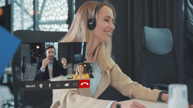 Neşeli Genç Güzel Kadın Yöneticisi İnternette İş Arkadaşlarıyla Skype Toplantısına Katılıp Grup Sohbet Görüşme Video Konferansında Mutlu Konuşma Planları Yapıyor. Uzaktan Çalışmalar.