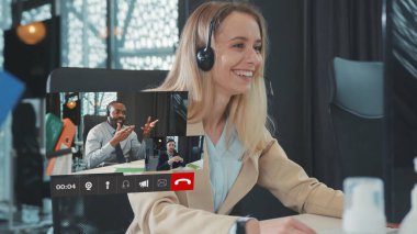 Sarışın Genç Kadın Ofis Yöneticisi Çevrimiçi Zoom Video Sohbeti 'ne katılıyor İş Ortakları Uzaktan İletişim Uzaktan Webinar Sanal Konferansı. Sosyal uzaklık. İletişim.