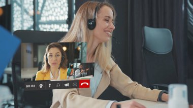 Ofisteki Kafkas Güzeli Genç İş Kadını Çevrimiçi Sanal İş Telesekreteri Zoom Skype Görüntülü Sohbet Toplantısı İş Arkadaşlarıyla Birlikte Konuşuyor.