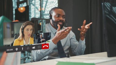 Zoom Video Sohbeti Görüşmesi aracılığıyla konuşan Afrikalı Amerikalı İşadamı Çevrimiçi Özel Hoca Ofisteki Masaüstü Bilgisayarı tarafından İş Takımı Grup İş Arkadaşları Konferansı.