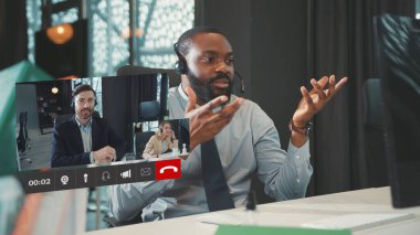 Skype İletişim. Meeting Screen View 'a katılın. Zoom Skype Sanal Görüntülü Sohbet Konferansı sırasında İş Geleceği Planlarını İş Arkadaşlarıyla Tartışan Afrikalı Girişimci.