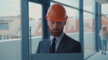 Yüz tanıma. Yüz tanıma. Yüz Tespit. Biyometrik Teknolojik 3D Yakışıklı Kafkasyalı Mühendis İşadamı 'nın Yüzünün Taranması İçerideki Binaya Dizüstü bilgisayar Kullanarak Sıkı Şapka Giyen İşadamı.