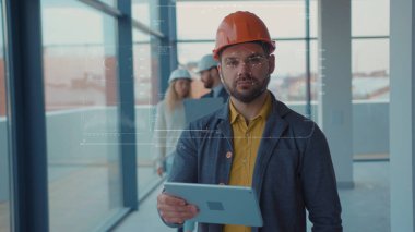 Yüz tanıma. Sakallı Kafkasyalı Mühendis 'in İnşaat Alanında Sıkı Şapka Giyimi Giyimi Çalışan Gelecekçi Teknolojik 3D Taraması. Yüz tanıma. Kişisel Güvenlik.