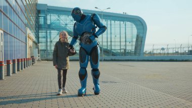 Neşeli insanımsı robot robot kız ile birlikte sokakta yürüyüp gelecekten gülümseyen yapay sanal zeka yenilikçi iletişim yüksek teknoloji yavaş çekim