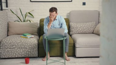 Kapat yüzünü üzgün işadamı ev bilgisayarından kötü haberler alıyor uzaktan kumandalı teknoloji çevrimiçi hayal kırıklığına uğramış bilgisayar ekranı Kafkasyalı yavaş çekim kapat