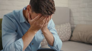 Kapat yüzünü üzgün işadamı ev bilgisayarından kötü haberler alıyor uzaktan kumandalı teknoloji çevrimiçi hayal kırıklığına uğramış bilgisayar ekranı Kafkasyalı yavaş çekim kapat