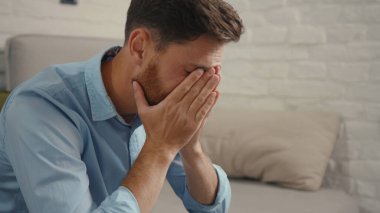 Kapat yüzünü üzgün işadamı ev bilgisayarından kötü haberler alıyor uzaktan kumandalı teknoloji çevrimiçi hayal kırıklığına uğramış bilgisayar ekranı Kafkasyalı yavaş çekim kapat